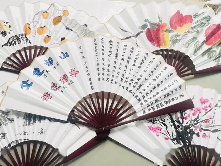 扇子上一首千古传诵的古诗《游子吟》,一段对母亲想说的话,一簇簇精心