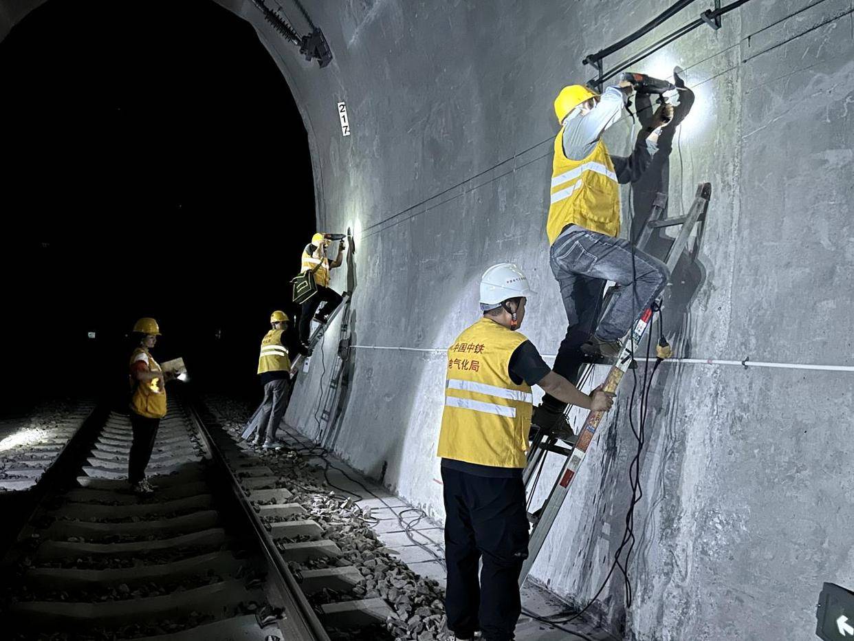 此次夜间天窗点施工分为平坡至漾濞,江顶寺至保山北两个施工点位,两支