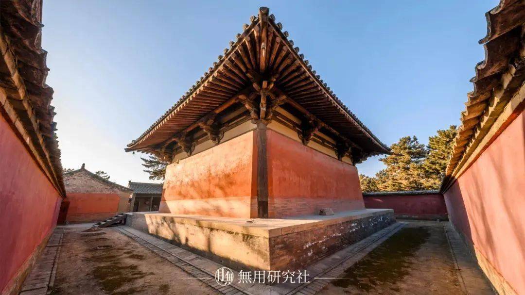 从木质风化程度及制作手法,专家判断南禅寺的方柱年代比圆柱要早,很有