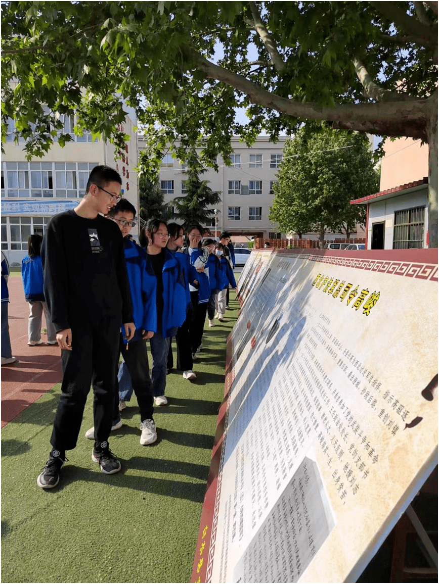 城关一中学生观看文物图片展城关一中师生观看宋代钱币展仓颉小学师生