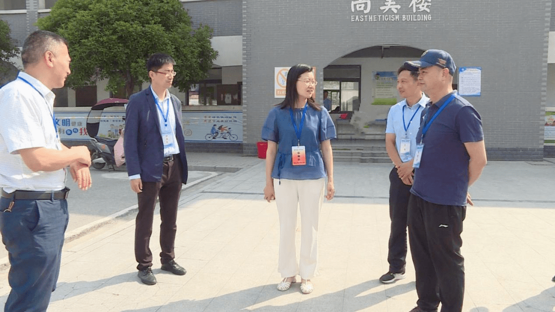 县委常委,副县长汪秀芬到考点对考务组织,考风考纪进行巡视