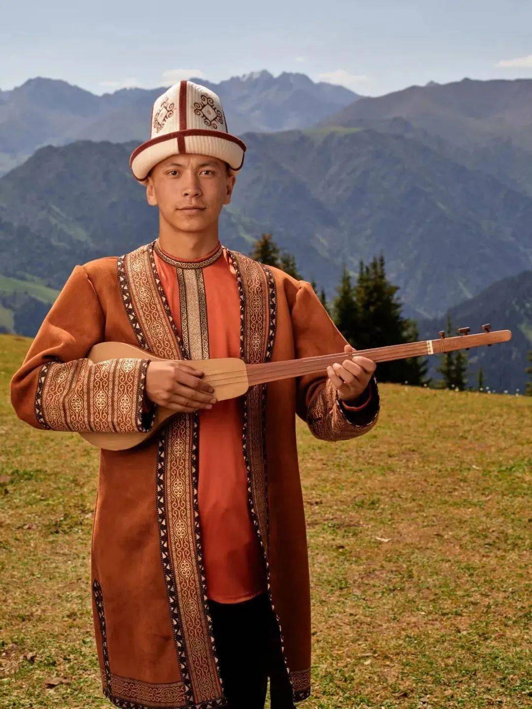 《玛纳斯》,你还可以来到乡里真实的手工艺人家,看柯尔克孜族传统乐器