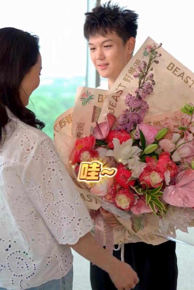 "晴格格"王艳母亲节获儿子送鲜花拥抱,16岁球球身高180很帅气?