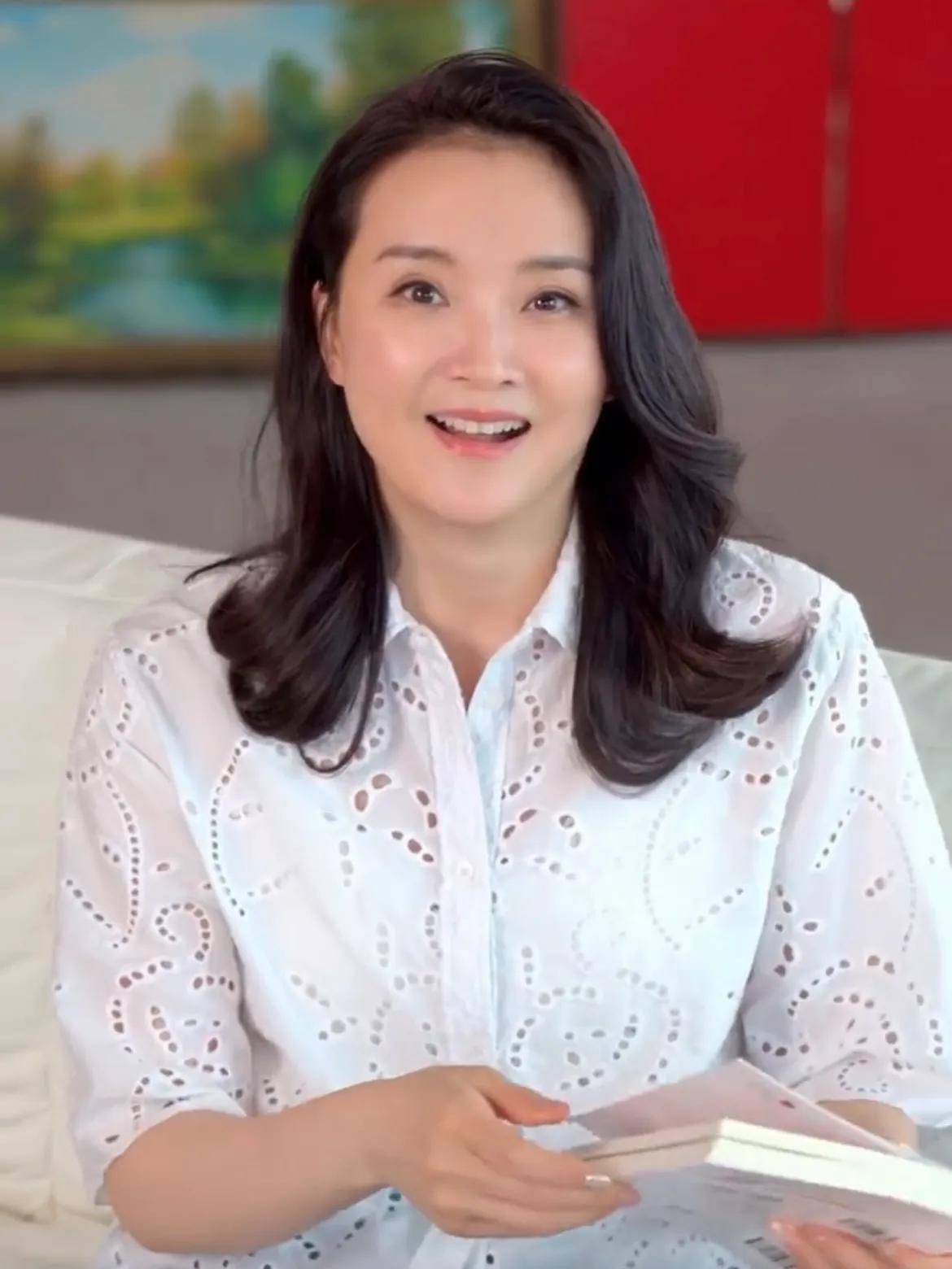 画面中,王艳身穿白色镂空衬衫和牛仔裤,一身简约打扮看起来温柔显气质