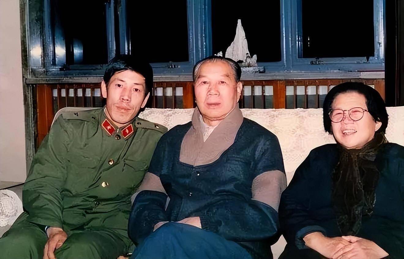 杨成武80岁大寿时,夫人赵志珍拿出一封情书,杨成武当场热泪盈眶_被称