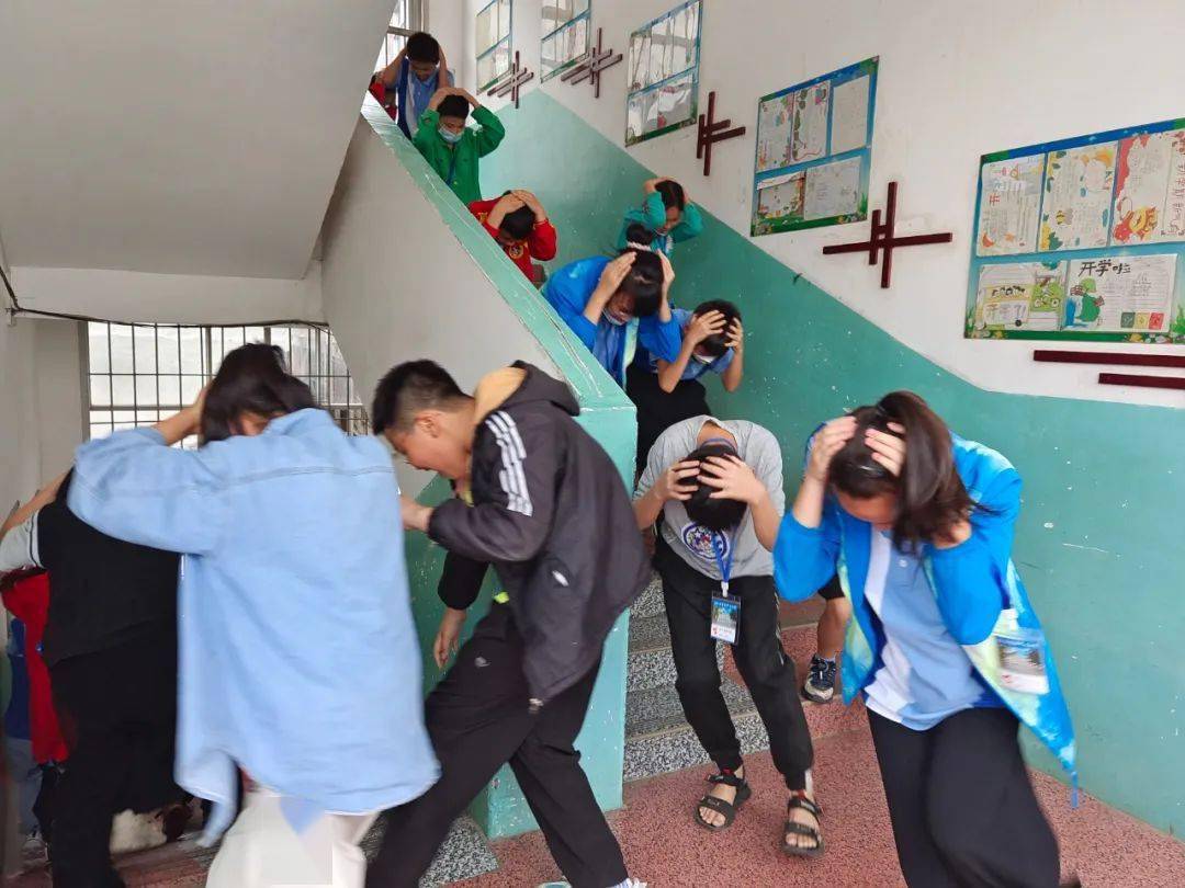 石龙镇中心小学开展地震应急疏散演练_师生_进行了_我校