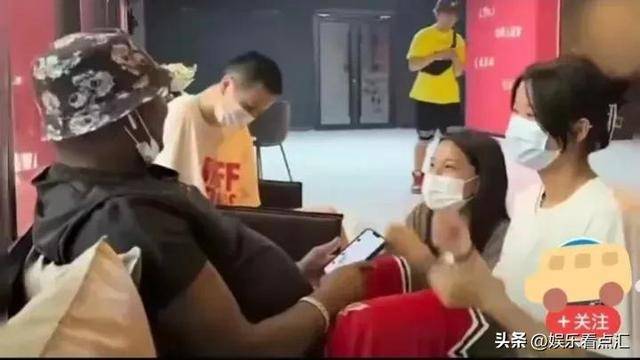 两个中国女孩跪在黑人面前边叫“哥哥”边给捶腿，黑人：我的魅力