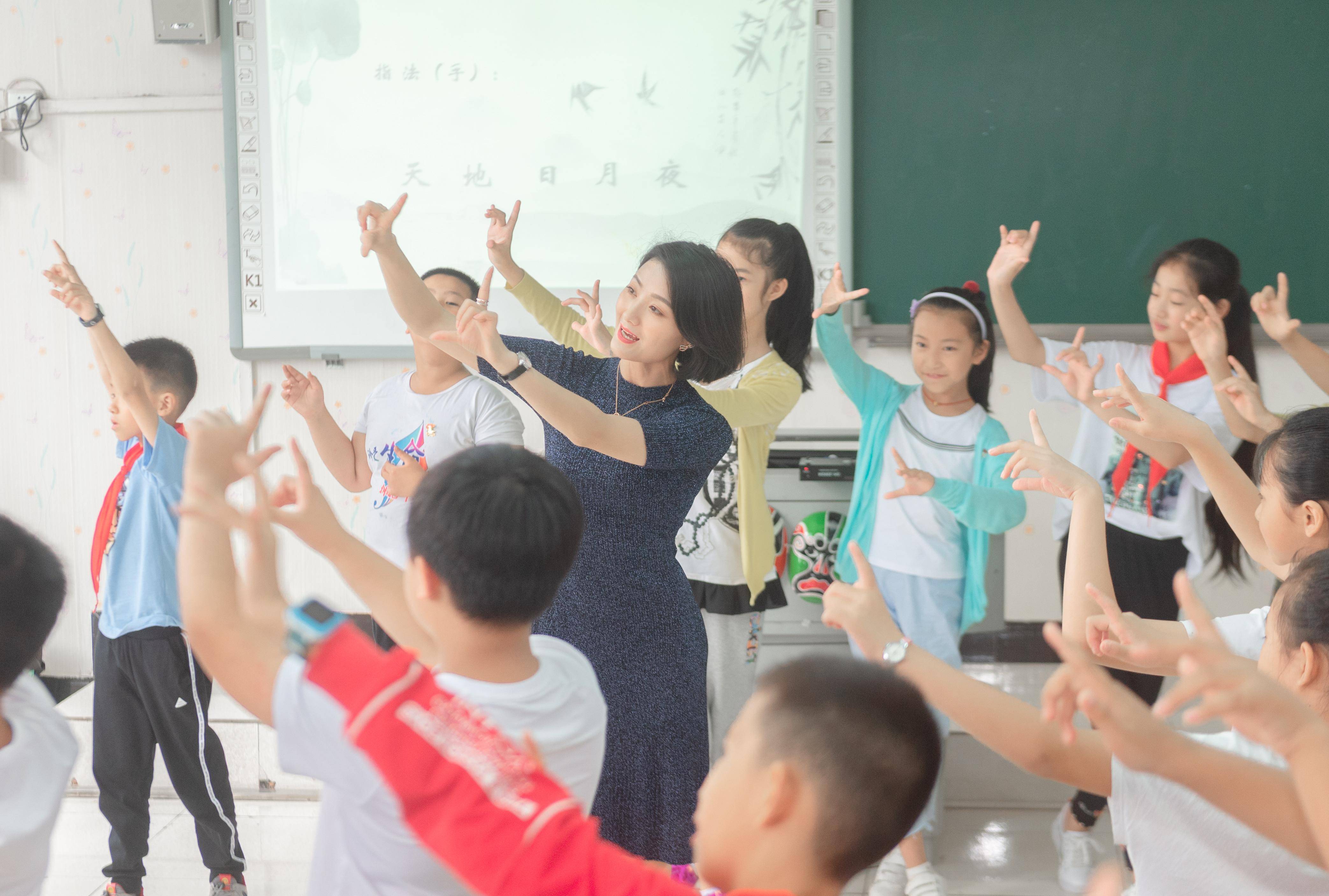 万千角色"唱"青春_周星_重庆市川剧院_杂技