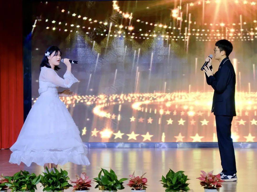 高一(1)班金泽熙&高一(5)班朱紫莹:《星空叙爱曲》高二(3)班蒋宇韬