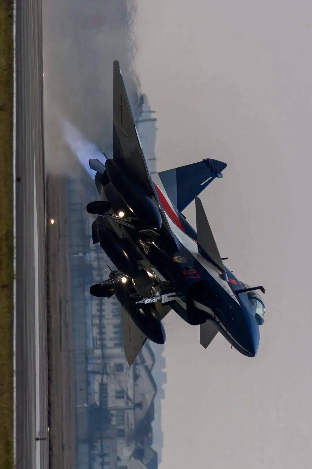 空军八一飞行表演队进入"歼10c时代"_航空展_表演机_王兰