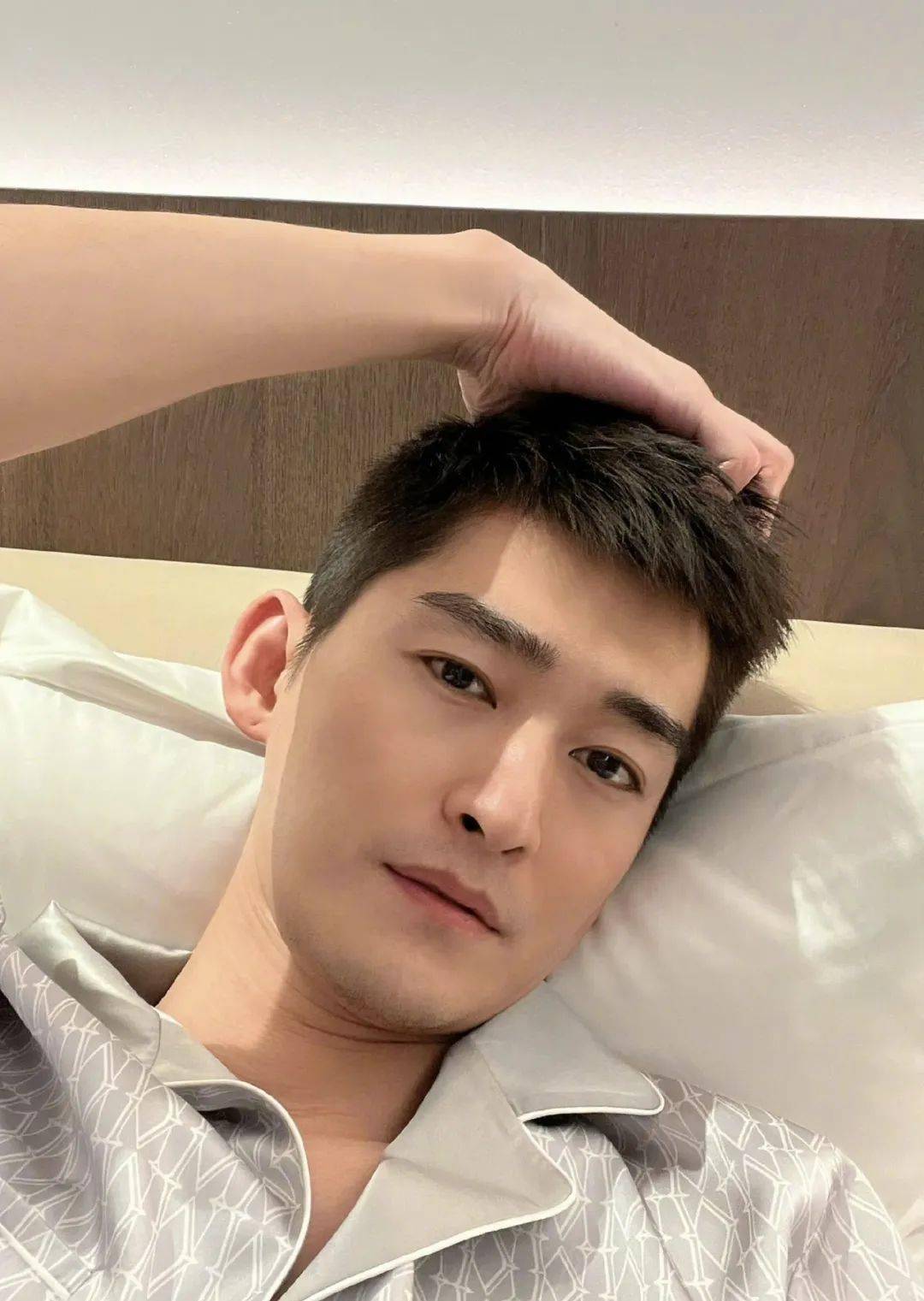 他追女孩子是有一手的,一般的女生他还看不上,非得是学历高,身材好的