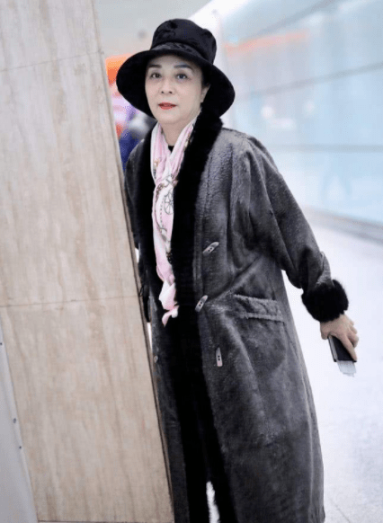 星买翡翠,穿碎花短裙不停挠痒,富贵气质全无_张传美_珠宝店_网友