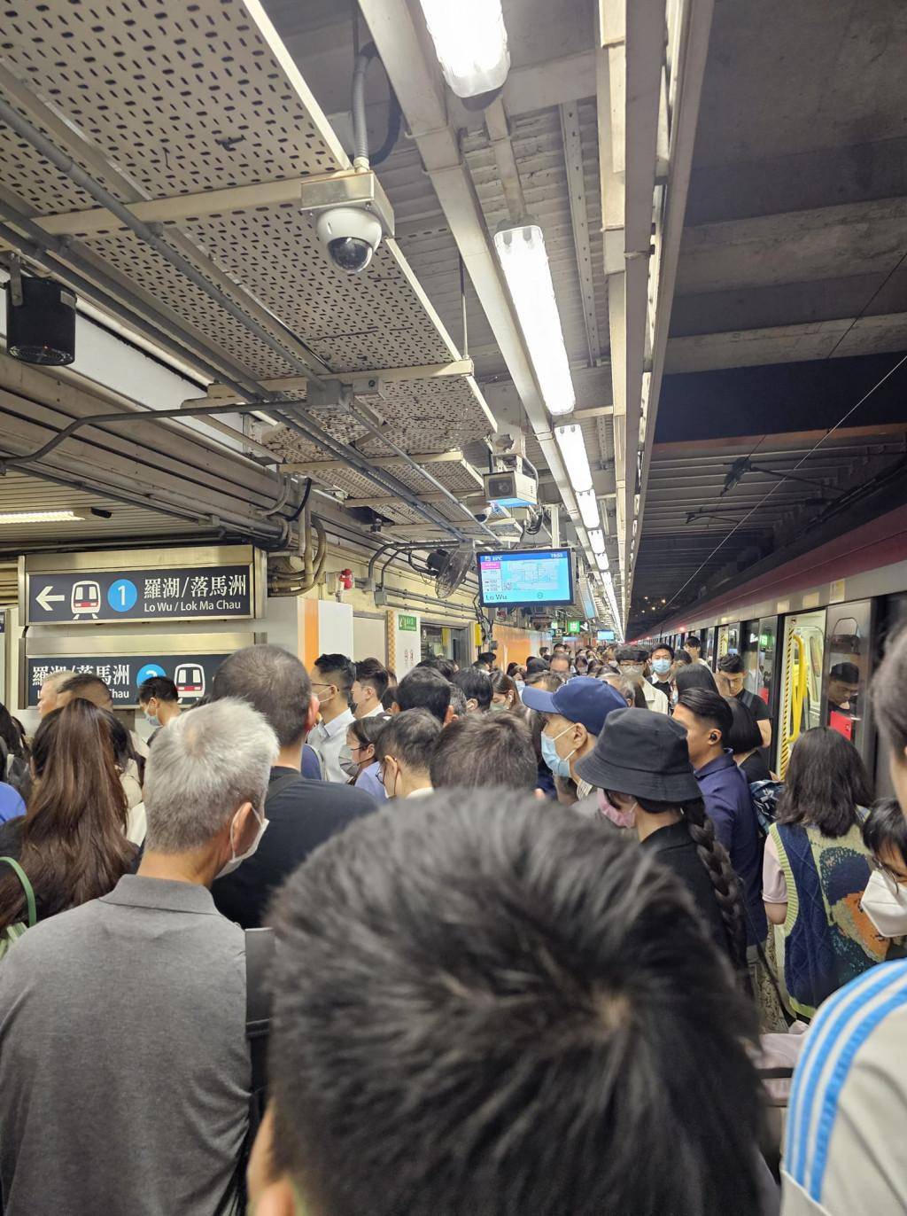 据香港星岛日报报道,该男子在港铁太和站往金钟方向跳轨,年纪在20至30