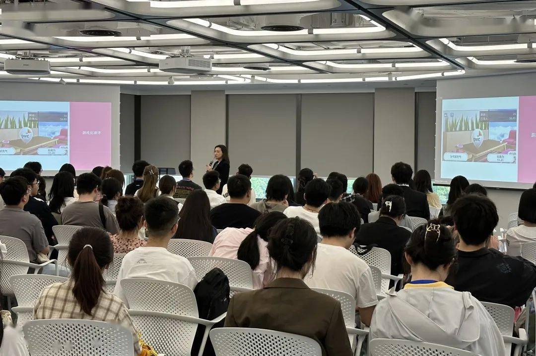 在交流分享结束后,同学们接参观了普华永道的办公区,会议室,茶水间