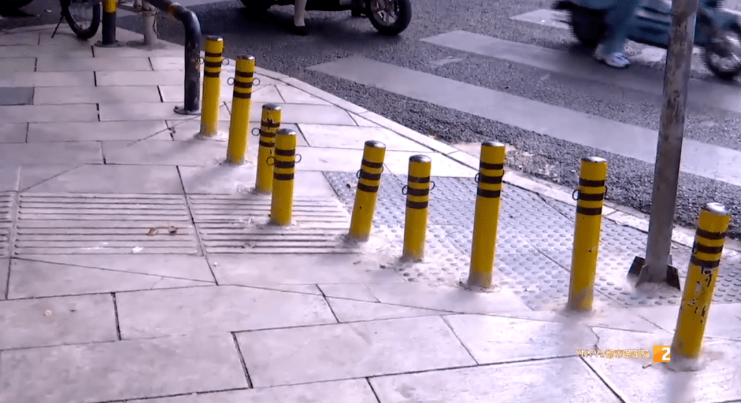 人行道出入口两米不到9根路桩,好似"梅花桩"!推车行人过路都辛苦.
