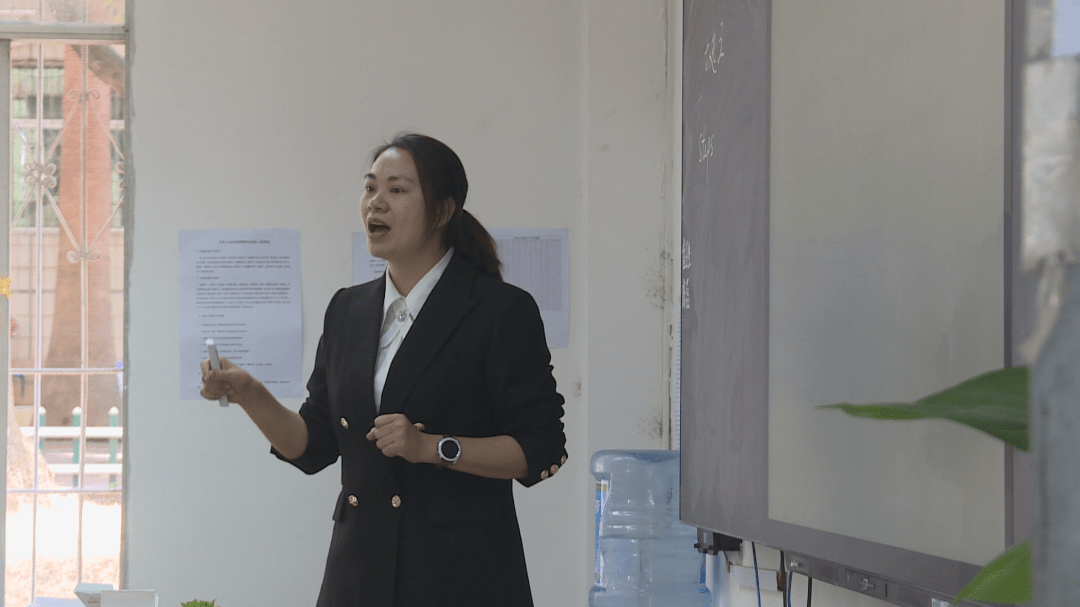 殷静成为了西昌川兴中学的一名高中英语老师