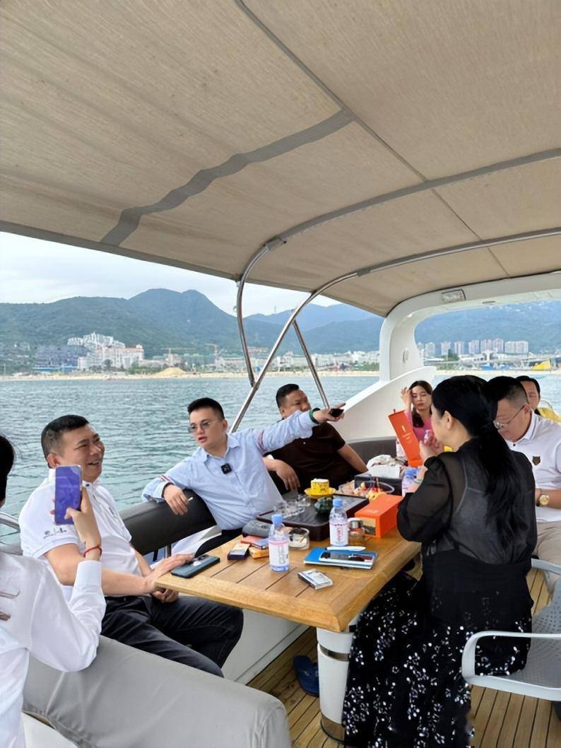 老挝茶叶领袖人物叶荣祖携手董事壹号合伙人共享高端财富夜宴_游艇