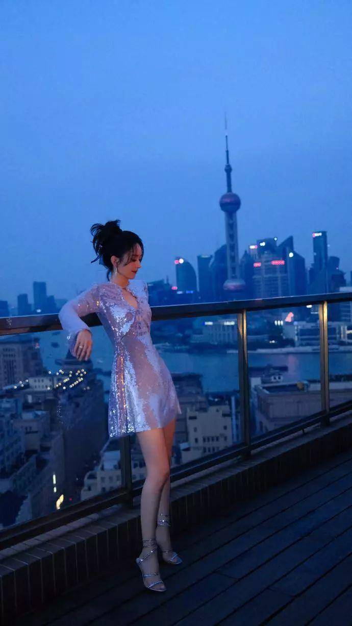 赵丽颖晒“母亲节”照片，独自坐碰碰车童心未泯，离婚后更有魅力