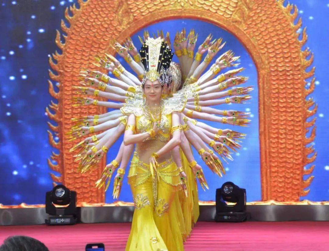 演员们将观音的千手形象演绎得惟妙惟肖,营造出层出不穷,千变万化的