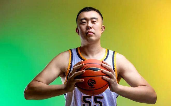 致敬辽篮队长韩德君,本赛季三个感人场面,永远的韩队加油_大韩_韩大俊