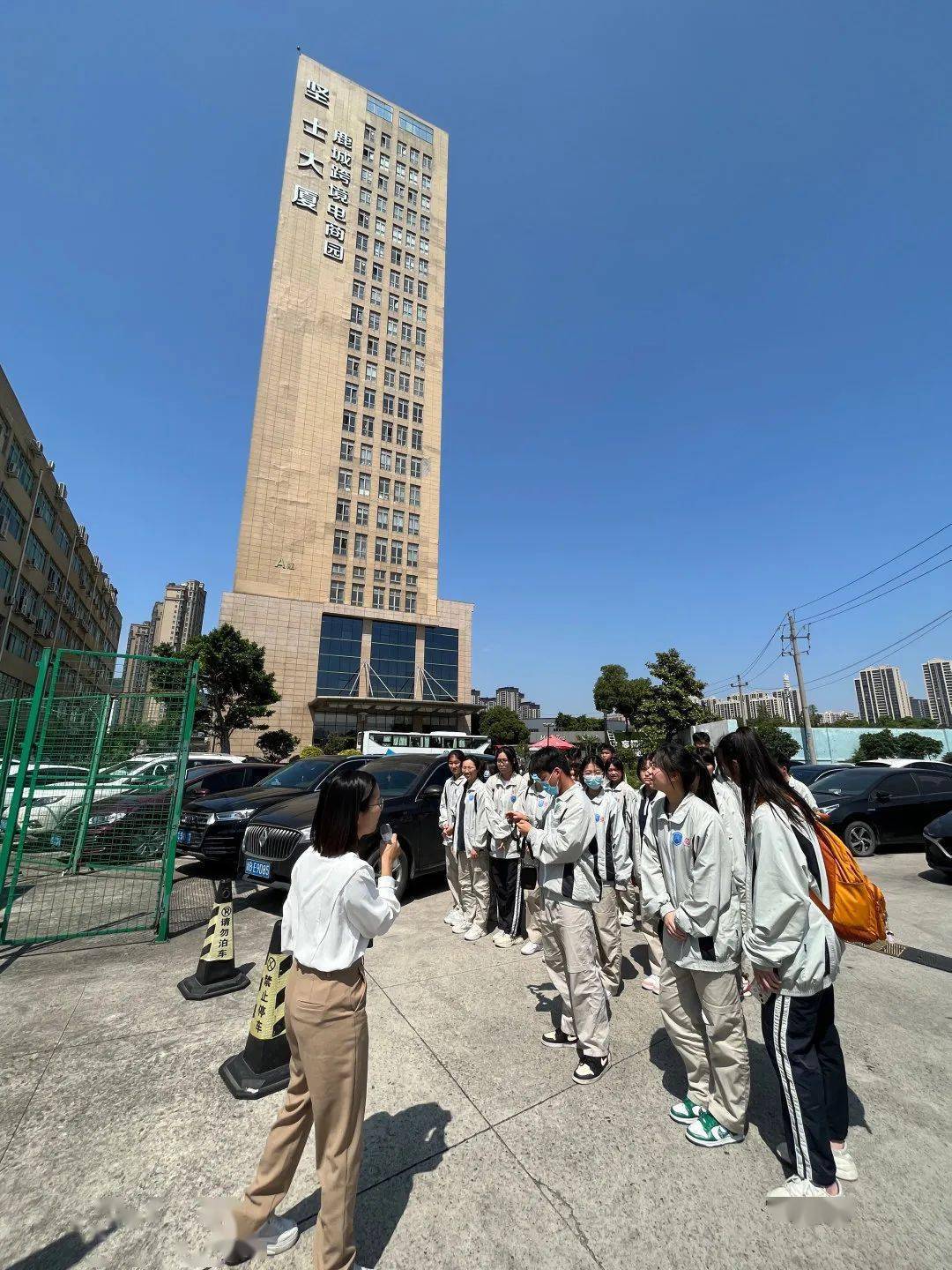 温二职专跨境电商专业师生开展下企业认知性实践活动_运营_直播