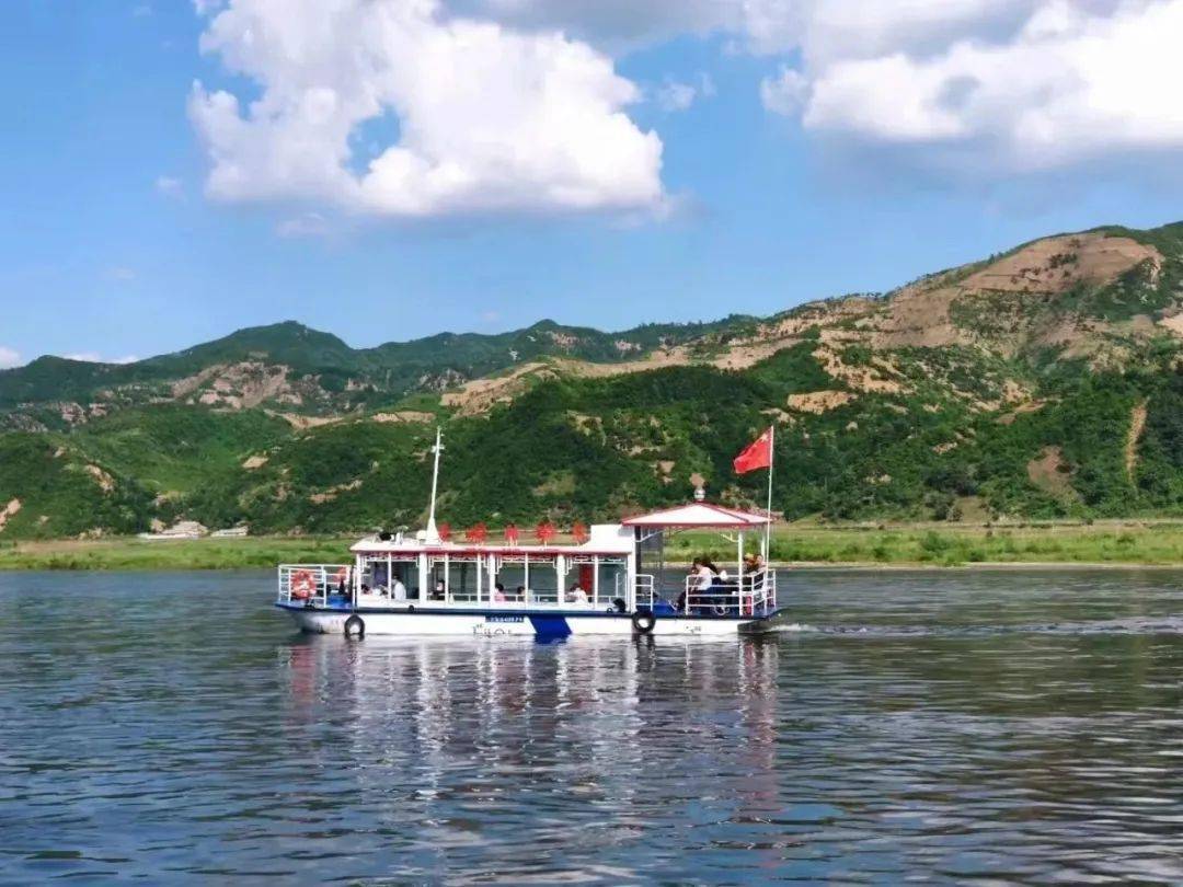 乘坐【集安港游船】,体验鸭绿江上激流勇进的无穷魅力.