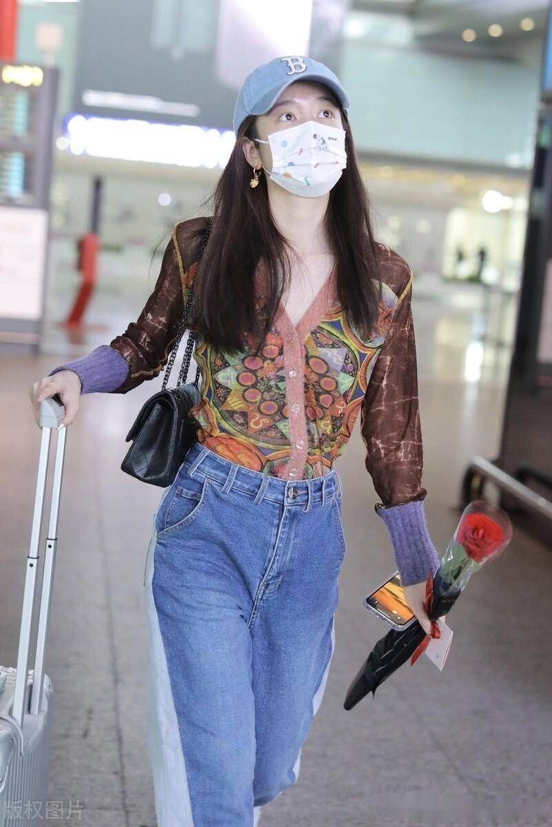 2023年5月19日,北京,张雪迎现身机场.身着印花衬衫时尚靓丽.