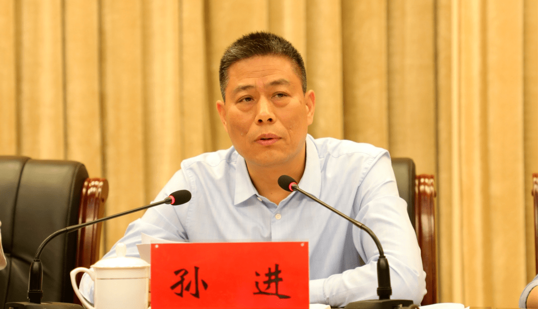 会上,副县长李影传达了全省秸秆禁烧工作推进会精神,宣读了《濉溪县