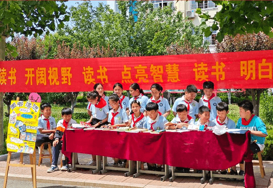 临沂涑河实验学校开展图书漂流活动_同学_书籍_班级