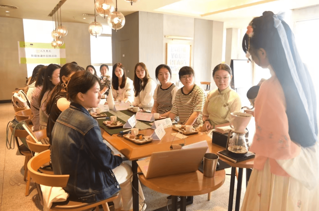 活动中咖啡讲师志愿者向同学们展示手冲咖啡的制作过程,并详细介绍了