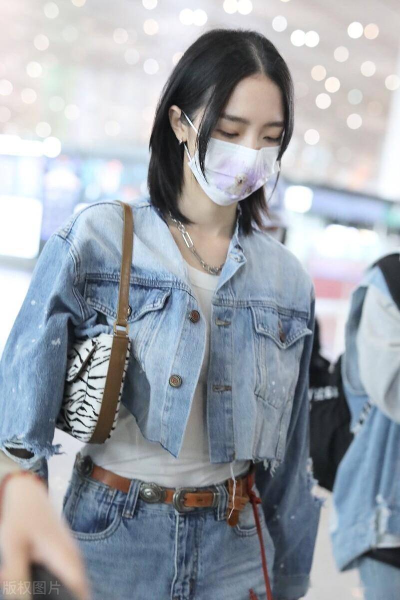 街拍:孟美岐牛仔夹克外套 牛仔裤 腰带帅气十足_北京_机场