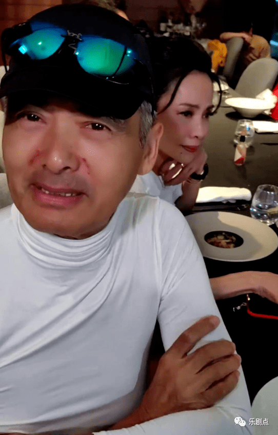 周润发68岁生日与发嫂合体露面,身形偏瘦却有腹肌_袁咏仪_黄德斌