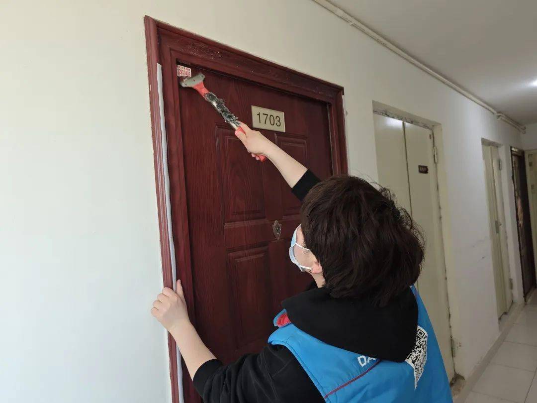 清理楼道小广告 社区"拉家常"来支招