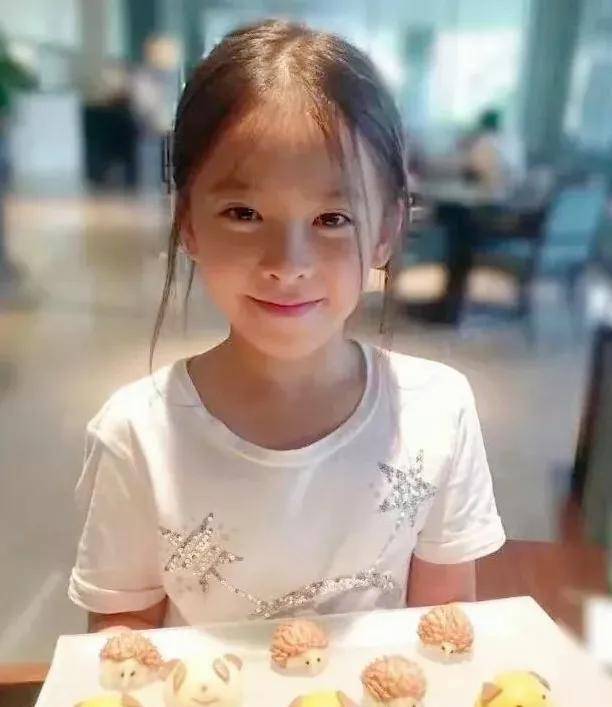 刘涛首晒全家福,14岁女儿太像爸,8岁儿子和妈共用一张脸_颜色_的设计