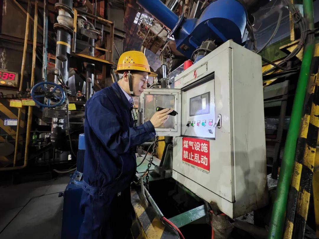 29年来,他从中包工到班长,调度员,调度主任,作业长,党支部书记,虽然