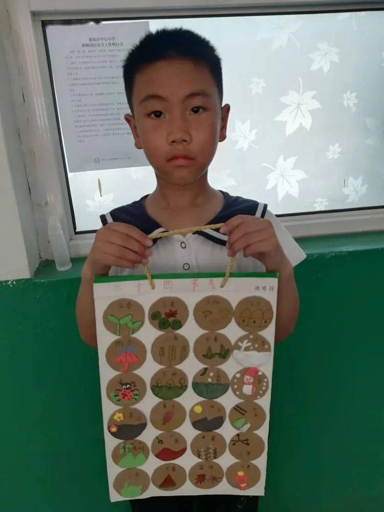 涂画,搭建,编织等方式制作出一件件精美的手工艺品