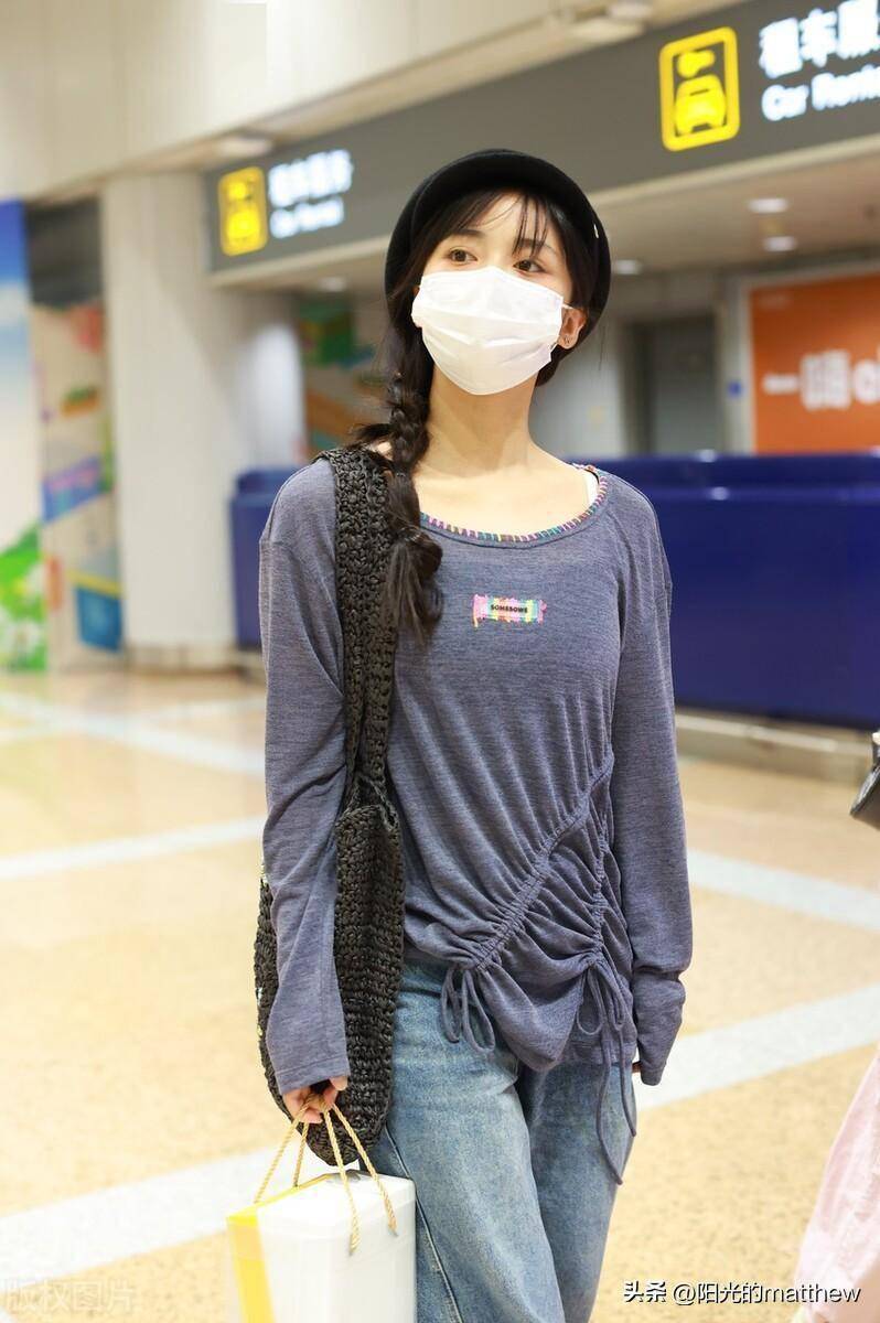 街拍:沈月抽绳上衣 牛仔裤 报童帽随性休闲_北京_机场