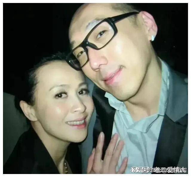 59岁香港知名造型师张学润在深圳家中烧炭自杀,知名女星罗琳上门发现