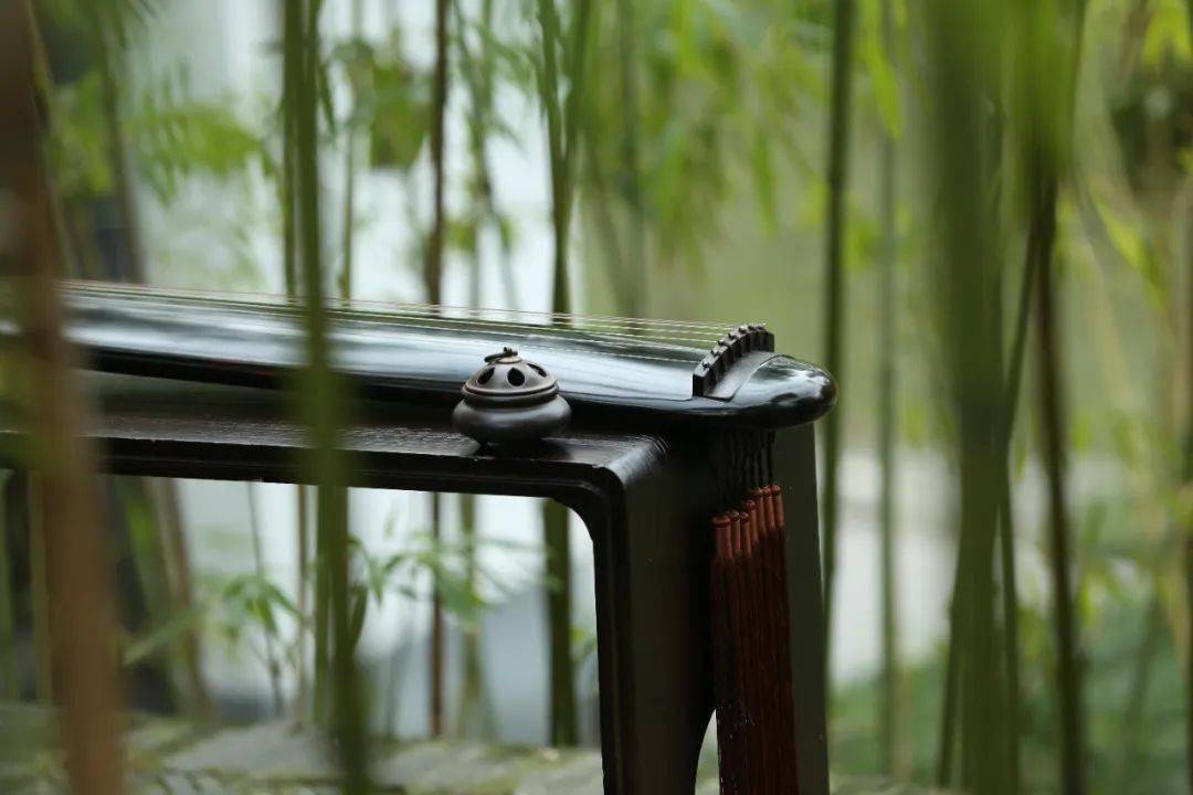 同时,无论是琴童还是成年人学琴,古琴老师苦口婆心地劝学生不要请假