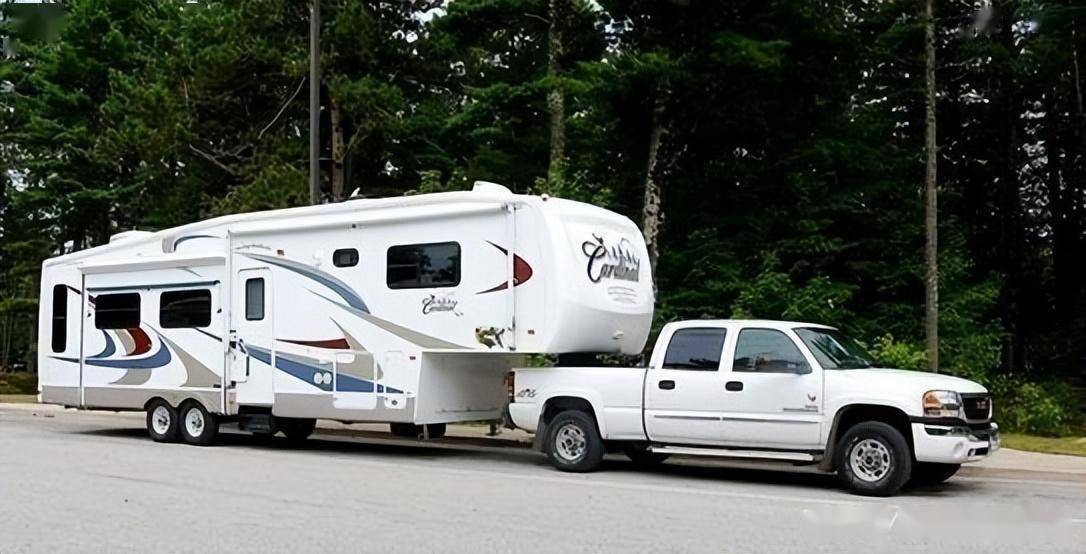 第二种常见房车叫 5th wheel (五轮), 只有卡车可以拖.