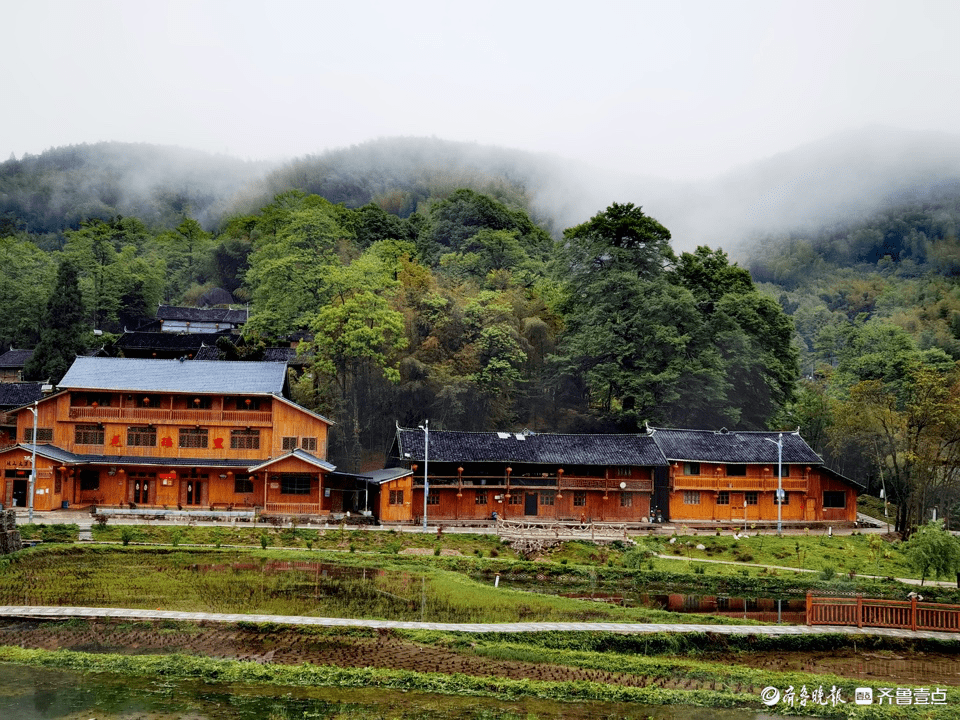 湖南隆回县的花瑶古寨,云雾缭绕