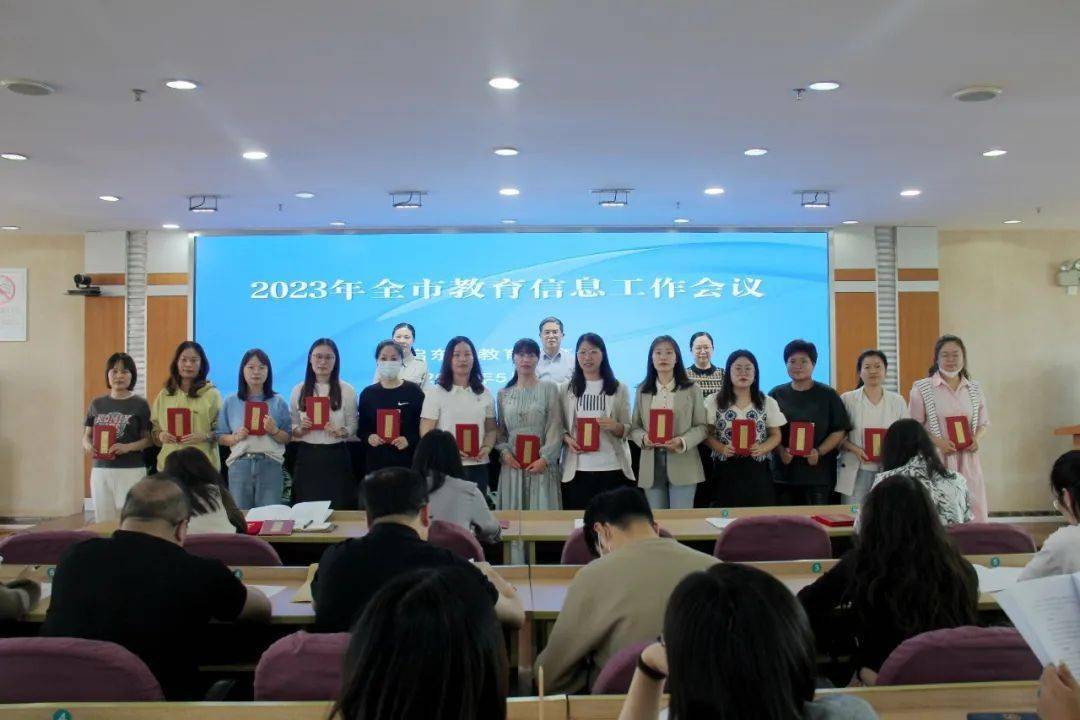 经验分享汇龙中学,折桂中学,汇龙小学,实验幼儿园等四家单位分别作了