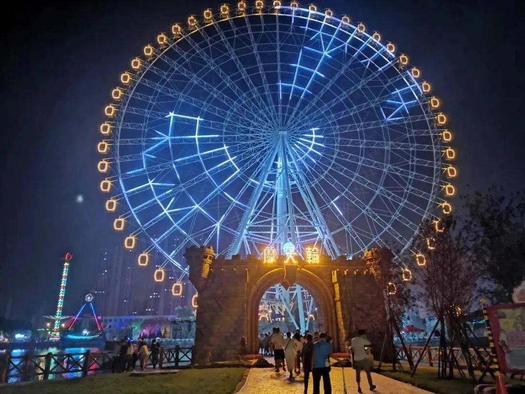 鹤城公园欢乐世界是齐齐哈尔现有的唯一一个户外大型开放式游乐场.