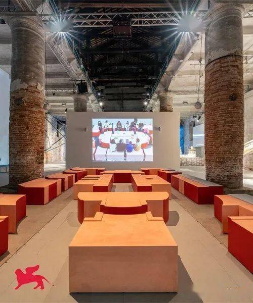 在2023年威尼斯建筑双年展上,著名的英国建筑师大卫·阿贾耶(david