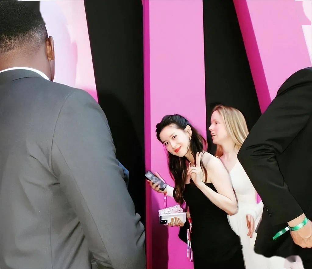 穿抹胸裙勒出副乳,被疑面相变了不如以前清纯_身材_孩子_刘强东