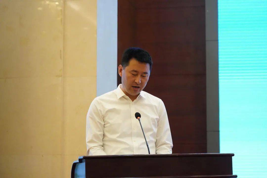 淄川区委副书记区长冯炳涛作了题为《试点先行 重点突破 聚力打造农村