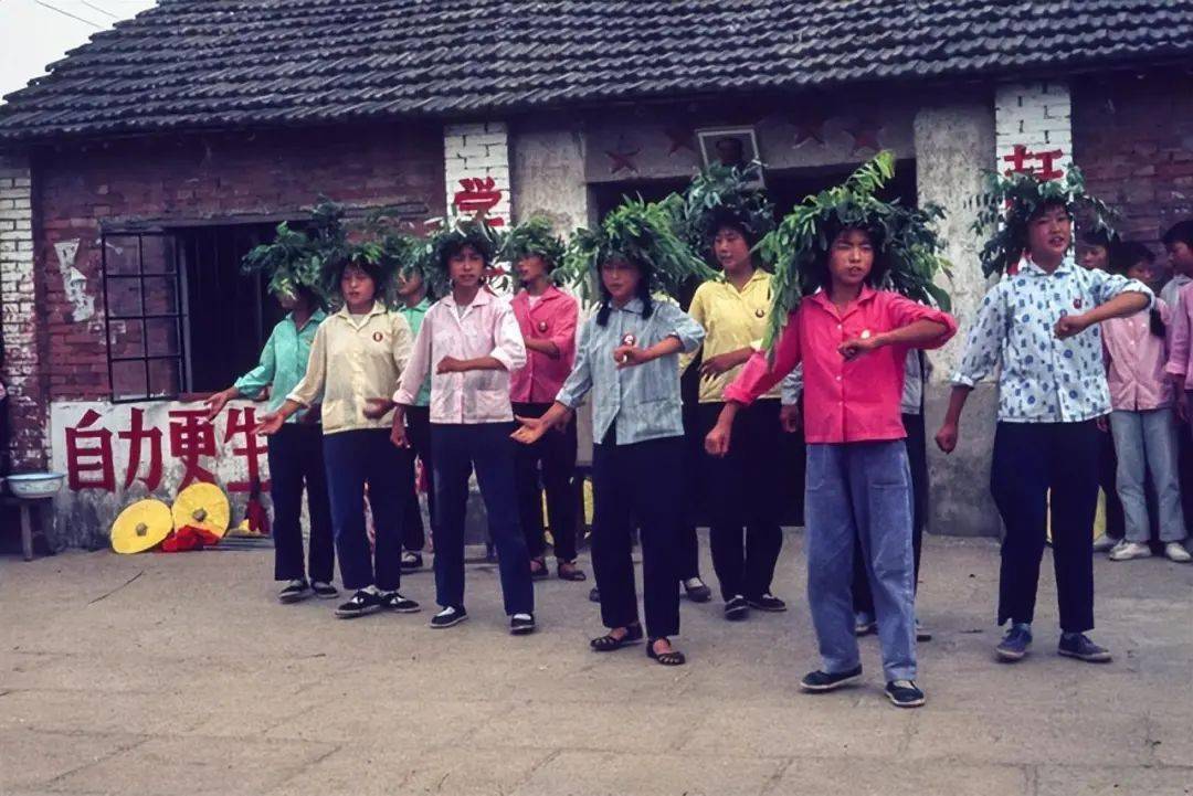 中国70年代老照片,那段激情燃烧的岁月,你怀念吗?_外国_年轻人_穿着