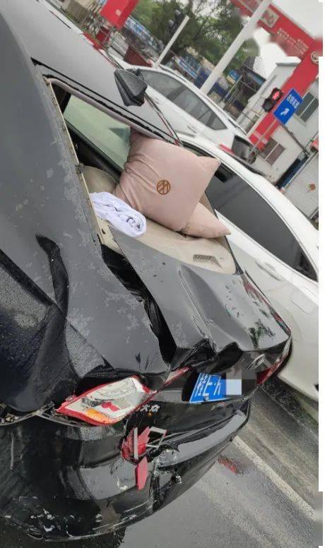 雨天不提前减速,北海大道发生三车连环追尾!