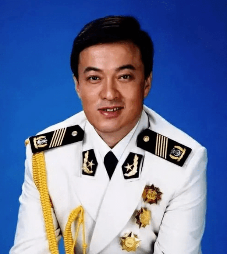 通过学唱这首歌,在反复的一咏三叹中,吕继宏对大海的憧憬,对海军生活