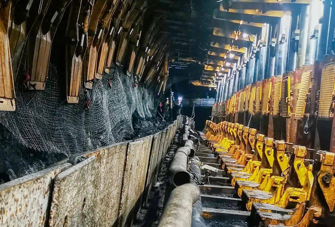 邢东矿成功在运输巷应用超前支护支架!